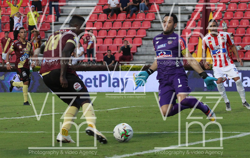 IBAGUÉ- COLOMBIA,26-05-2019:Marco Perez (Izq.) jugador del Deportes Tolima disputa el balón con Sebastian Viera (Der.) jugador del Atlético Junior durante el cuarto partido de los cuadrangulares finales de la Liga Águila I 2019 jugado en el estadio Manuel Murillo Toro de la ciudad de Ibagué. /Marco Perez (L) player of Deportes Tolima fights the ball against of Sebastian Viera (R) player of Atletico Junior during the fourth match for the quarter finals B of the Liga Aguila I 2019 played at the Manuel Murillo Toro stadium in Ibague city. Photo: VizzorImage / Felipe Caicedo / Staff
