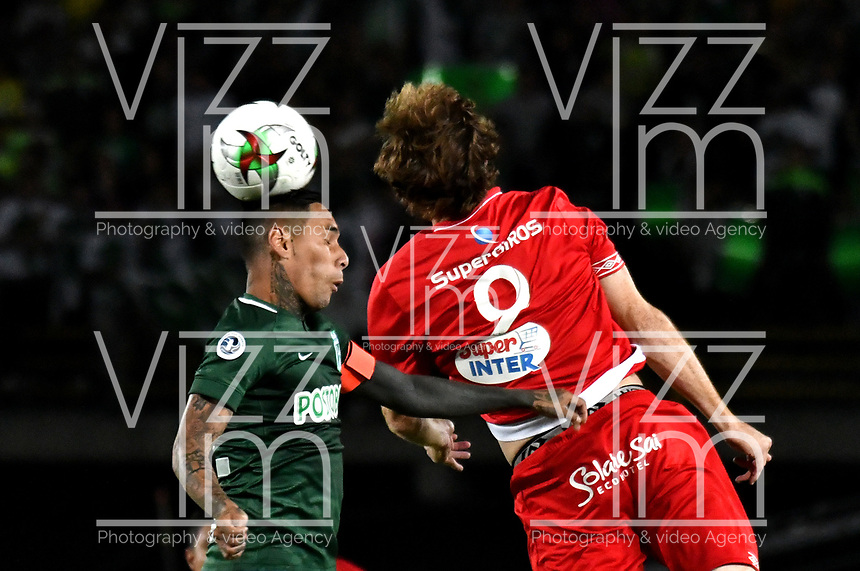 BOGOTÁ - COLOMBIA, 14-01-2019: Fernando Aristeguieta (Der.) jugador de América de Cali salta a cabecear el balón con Gilberto García (Izq.) jugador de Atlético Nacional, durante partido entre América de Cali y Atlético Nacional, por el Torneo Fox Sports 2019, jugado en el estadio Nemesio Camacho El Campin de la ciudad de Bogotá. / Fernando Aristeguieta (R) player of America de Cali jumps to head the ball with Gilberto Garcia (L) player of Atletico Nacional during a match between America de Cali and Atletico Nacional, for the Fox Sports Tournament 2019, played at the Nemesio Camacho El Campin stadium in the city of Bogota. Photo: VizzorImage / Luis Ramírez / Staff.