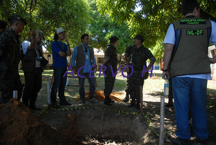 GUerrilha do Araguaia.Técnicos forenses medem escavações. Ontem os peritos chegaram a encontrar pedaços de ossos posteriormente identificadas como ossos de animaisPeritos encerram as pesquisas em área conhecida como Tabocão.Após quase 40 anos o ministério da defesa com o exército acompanhados com técnicos forenses, polícia federal e parentes de desaparecidos durante a guerrilha do Araguaia e fazem uma série de 5 encontros na região do conflito para tentar localizar corpos de desaparecidos. Entre os dez locais selecionados pelo exército, que serão pesquisados no decorrer deste ano os peritos verificam área conhecida na região como Tabocão.16/08/2009Foto Paulo SantosSão Domingos do Araguaia, Pará, Brasil