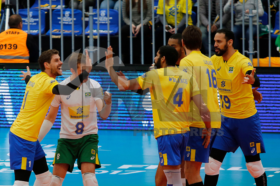 CURITIBA,PR, - 06.07.2017 – BRASIL-RÚSSIA – Jogadores da seleção brasileira de vôlei comemoram o ponto durante partida contra a Rússia , jogo válido pela liga mundial de vôlei no estádio Arena da Baixada, em Curitiba nesta quinta-feira (06).(Foto: Paulo Lisboa/Brazil Photo Press)