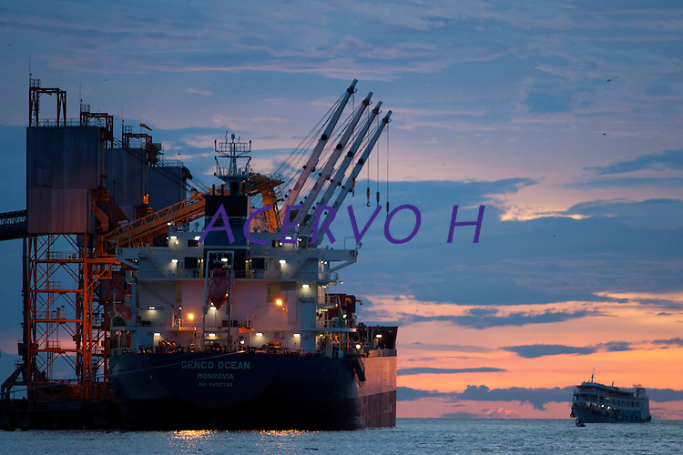 Porto da Cargill. Exportação de Soja<br />
A Cargill está no Brasil desde 1965 e suas origens estão no campo, em atividades agrícolas. Atualmente, está entre as maiores indústrias de alimentos e uma das 15 maiores empresas do País, e também a principal exportadora de soja do Brasil e a maior processadora de cacau da América Latina. Sediada em São Paulo (SP), a operação brasileira possui unidades industriais, armazéns, escritórios e terminais portuários em cerca de 120 municípios, onde trabalham aproximadamente 6 mil funcionários.<br />
Santarém, Pará, Brasil<br />
Foto ©Paulo Santos<br />
2010