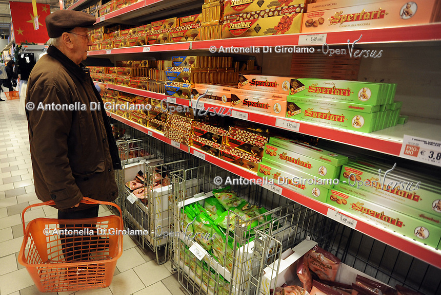 Roma.Ipermercato Coop Casilino.Natale.Vendita di prodotti natalizi..Coop Hypermarket Casilino. Roma. Sale of Christmas products...