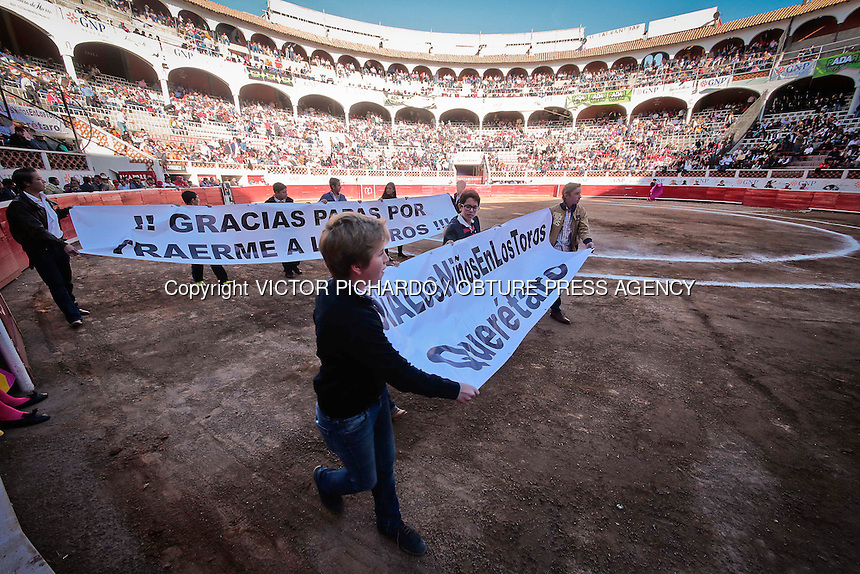 Querétaro, Qro. 13 DE FEBRERO 2016.- Aspectos de la Corrida de toros realizada en la Plaza de Toros Santa María de Querétaro en la que participaron los matadores: Enrrique Ponce, Octavio García " El Payo" y Morante de la Puebla. El Matador queretano corto una oreja en su primer toro y sufrió un perance en el ruedo luego de una caída en el segundo. El triunfador de la corrida fue el matador Enrrique Ponce quien cortó dos orejas a su segundo toro.<br />
Foto: Victor Pichardo / Obture Press Agency