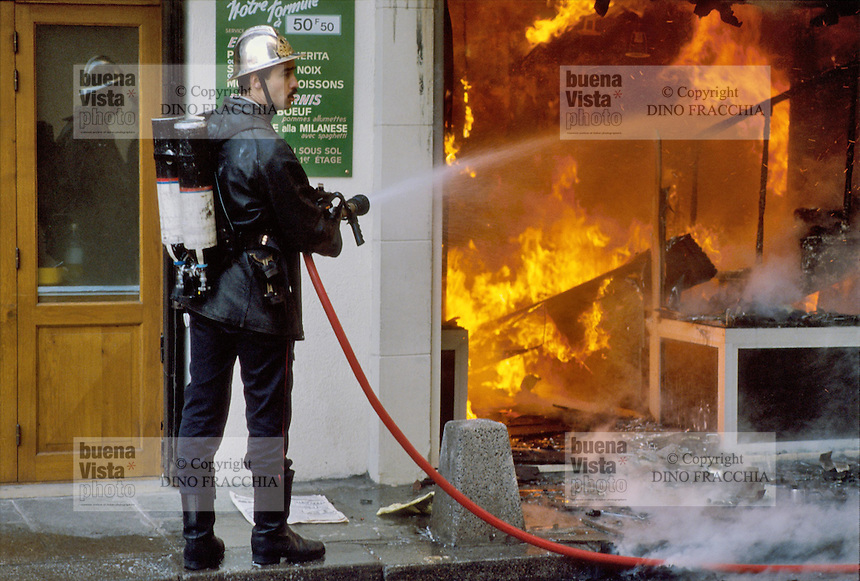 - Paris, Fire Department in action ....- Parigi, vigili del fuoco in azione