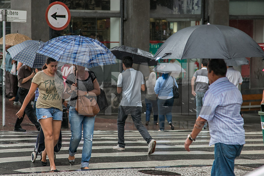 SÃO PAULO, SP, 04.12.2014 - CLIMATEMPO - CHUVA NA REGIÃO CENTRAL DE SÃO PAULO - Chuva moderada na região do Vale do Anhangabaú, no começo da tarde desta quinta - feira (4), em São Paulo. (Foto: Taba Benedicto/ Brazil Photo Press)