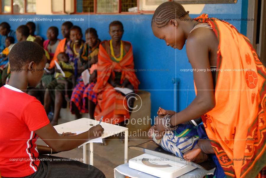UGANDA Karamoja , health station of catholic hospital in Kotido , treatment of Karimojong women and babies, Karimojong is a pastoral tribe / UGANDA Karamoja, kirchliches Krankenhaus in Kotido, Behandlung von Karimojong Frauen und ihren Babies