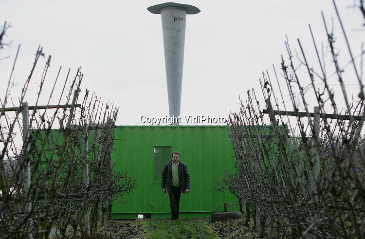 Foto: VidiPhoto..DODEWAARD - Fruittelers uit de Betuwe trokken dinsdagmiddag massaal naar het fruitteeltbedrijf van de Gebr. De Vree in Dodewaard om daar een demonstratie bij te wonen van een anti-hagelkanon. Tijdens de hagelbui van 23 juni liepen 45 fruittelers in de Betuwe grote schade op. Daardoor is de belangstelling voor het aanschaffen van een anti-hagelkanon bij fruittelers flink toegenomen. In heel Nederland staan er nog maar 25 van deze dure (40.000 euro per stuk) apparaten, waarvan de meeste in Zeeland. In de Betuwe zijn er volgens leverancier Weststrate BV nog geen anti-hagelkanonnen actief.