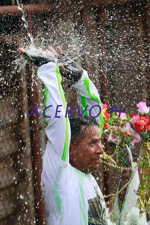 PA - CIRIO/TRASLADO-CIDADE - ** ATENCAO, EDITOR: FOTO EMBARGADA PARA VEICULOS DO ESTADO DO PARA ** das 12 romarias oficiais do Cirio de Nazare comeca nesta sexta-feira (10) em Belem comeca a primeira das 12 o traslado da imagem peregrina ate a igreja matriz Ananindeua, municipio vizinho da capital paraense. Esta procissao, que e a maior em duração e distancia percorrida, e realizada desde 1992: apos missa celebrada as 7h, a imagem percorre 55 km pela regiao metropolitana de Belem ao longo de 12 horas de procissao, o cirio comeca no proximo domingo(12), em Belem. Uma das maiores procissões catolicas do Brasil, o Círio de Nazare, ganho titulo de patrimonio cultural imaterial da humanidade A padroeira da Amazonia e homenageada no principal festejo religioso do Norte do pais. Para os moradores da regiao, o Cirio chega a ser mais importante que o Natal.nesta sexta-feira(10).<br />
Foto: TARSO SARRAF Cirio de Nazaré