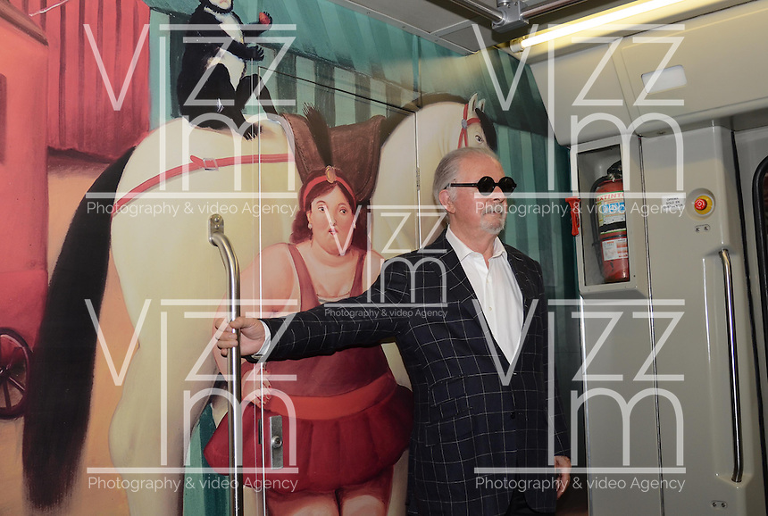 MEDELLÍN - COLOMBIA, 30-01-2015. Fernando Botero, artista Colombiano, abordó un vagón del metro de Medellín adornado con las imágenes de su más reciente obra "El Circo" y que fue bautizado con el "Tren de la Cultura". La obra está conformada por 32 óleos y 20 dibujos./ Fernando Botero, the Colombian artist, boarded a subway car of Medellin decorated with images of his latest work "The Circus" and was baptized with the "Train of Culture". The work consists of 32 oil paintings and 20 drawings. Photo: VizzorImage/ León Monsalve /STR