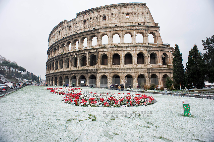Il Colosseo imbiancato di neve. Una fitta nevicata ha imbiancato anche la Capitale dopo aver colpito gran parte dell'Italia provocando seri danni e enormi disagi alla circolazione di tutti i mezzi..A rare snowfall blanketed Rome. Other parts of the country experienced frigid temperatures unseen in years.