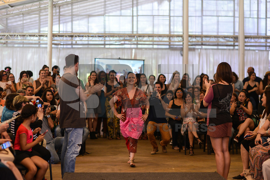 SÃO PAULO, SP, 14.11.2015 - DESFILE-SP - Desfile dos pacientes do Instituto do Câncer do Estado de São Paulo no Museu da Casa Brasileira na tarde desse sábado (14). O desfile visa chamar atenção para o valor da prevenção. (Foto: Marcos Bizzotto/Brazil Photo Press)