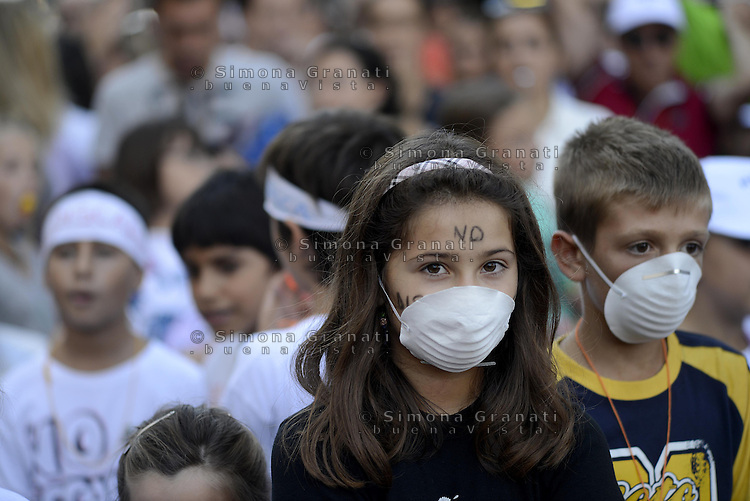 Roma 21 Settembre 2013<br />
Manifestazione del comitato anti-discarica al Divino Amore. I manifestanti hanno protestato per la scelta del sito nella zona della Falcognana,vicino al Santuario del Divino Amore, il sito che dal primo ottobre dovrebbe ricevere i primi camion di rifiuti da Roma.