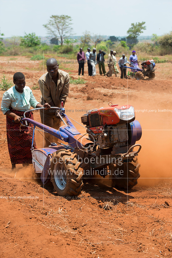 MALAWI, Lilongwe, hand tractor training for women small scale farmer / MALAWI, Lilongwe, GIZ Projekt gruene Innovationszentren, Handtraktor Training fuer Kleinbauern am Natural Resources College NRC, Farmerin Grace Matumola, 48, aus Dorf Jumpha