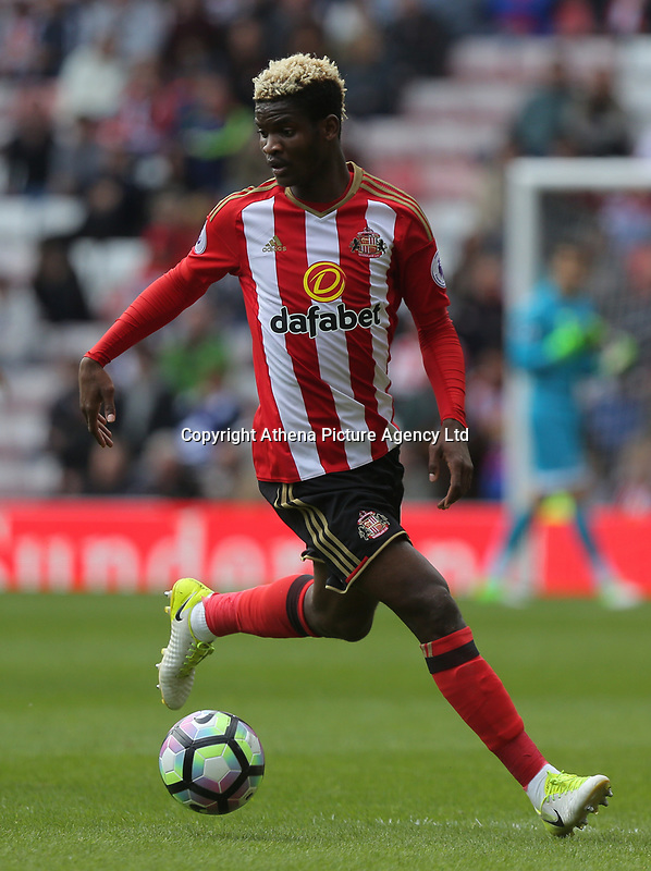 Didier Ndong of Sunderland in action during the Premier League match between Sunderland and Swansea City at the Stadium of Light, Sunderland, England, UK. Saturday 13 May 2017