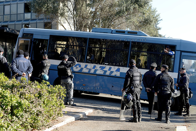 Roma, 15 Gennaio 2019<br />
Polizia sgombera due immobili occupati abusivamente. Gli edifici sono situati in via Tallone e in via Raffaele Costi, in zona Tor Cervara.Lo sgombero, arriva dopo la denuncia presentata dai proprietari degli stabili contro l'occupazione abusiva degli edifici da parte di un notevole numero di persone,soprattutto migranti .