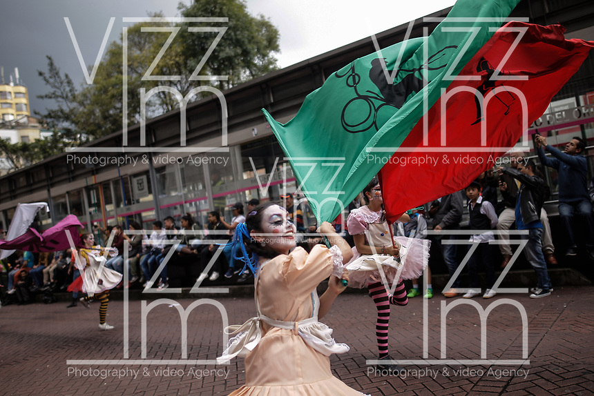 BOGOTÁ - COLOMBIA, 17-03-2018: El desfile inaugural del XVI Festival Iberoamericano de Teatro llenó las calles del centro de Bogota con comparsas nacionales los cuales sumán más de 700 artistas del teatro, a danza y la música. Este es el festival de teatro más grande del mundo y se lleva a cabo en Bogotá entre el 16 de amrzo y el 1° de abril de 2018. / The inaugural parade of the XVI Ibero-American Theater Festival filled the streets of Bogota with more of 1000 artist of the theater, dance and music. This is the world's largest theater festival and is held in Bogota between 16 of march and first of April 2018. Photo: VizzorImage / Ivan Valencia / Cont