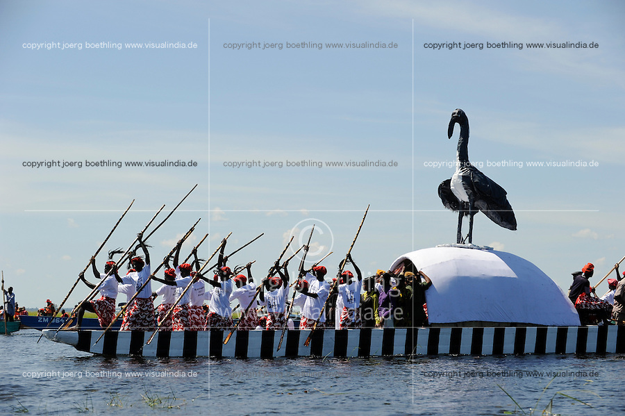 Africa ZAMBIA Barotseland , Zambezi floodplain , Kuomboka ceremony in Lealui, the Lozi king Lubosi Imwiko II. also called Litunga, change his residence after raining time with the royal bark Nalikwanda from Lealui to his palace in Limulunga, queen´s bark with bird symbol