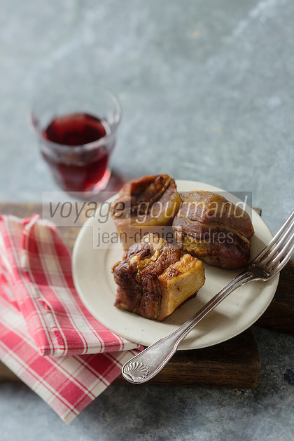 Europe/France/Centre/37/Indre-et-Loire/Vouvray: Rillons au Vouvray de la Maison Hardouin - Stylisme : Valérie LHOMME // Europe/France/Centre/37/Indre-et-Loire/Vouvray: Rillons, chopped pork cooked in fat, specialties native to Touraine.