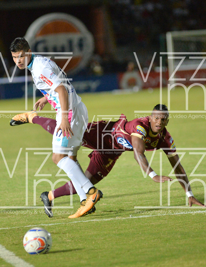 IBAGUE - COLOMBIA , 5 -11 - 2017.Acción de juego entre los equipos Depores Tolima y Atlético Junior durante encuentro por la fecha 19 de la Aguila II 2017 disputado en el estadio Manuel Murillo Toro./ Action game between Deportes Tolima and Atletico Junior during match for the dat 19 of the Aguila League II 2017 played at Manuel Murillo Toro stadium. Photo:VizzorImage / Juan Carlos Escobar / Contribuidor