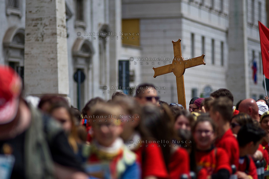 Città del Vaticano, 23 Aprile 2016. Migliaia di giovani cattolici si sono ritrovati a Roma per partecipare al Giubileo dei giovani. Thousands of young faithful gathered in Rome to participate at the Youth Jubilee at the Vatican.