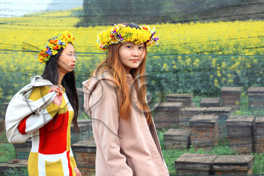 Luoping, Yunnan. Une jeune touriste.///Luoping, Yunnan. A young tourist.
