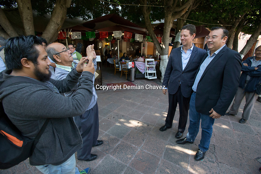 Querétaro, Qro. 13 de septiembre 2017.- Después de su rueda de prensa por separado, los políticos Mauricio Ortíz y Adolfo Camacho se encuentran y bromean sobre las alianzas a nivel nacional. <br />
<br />
Foto: Demian Chávez.