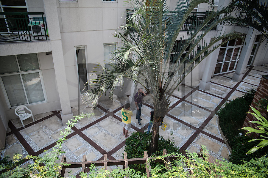 SÃO PAULO,SP, 21.03.2016 - MORTE -SP - Um homem de 36 anos entrou em óbito na piscina do condomínio onde morava. Segundo informações dos moradores do condominio a vítima era praticante de apnéia e estava praticando quando possivelmente teve um mal súbito no bairro da Vila Mariana região sul de São Paulo, nesta segunda-feira, 21. (Foto: Rogério Gomes/Brazil Photo Press)