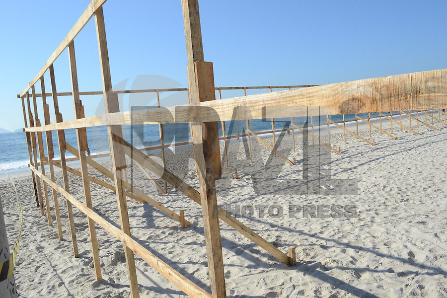 RIO DE JANEIRO, RJ, 03 AGOSTO 2012 - CONSTRUCAO DE QUIOSQUE- Construcao de quiosque mais moderno ocupa uma faixa da areia da praia,nesta sextaa-feira, dia 03, no centro do rio.(FOTO:MARCELO FONSECA / BRAZIL PHOTO PRESS).