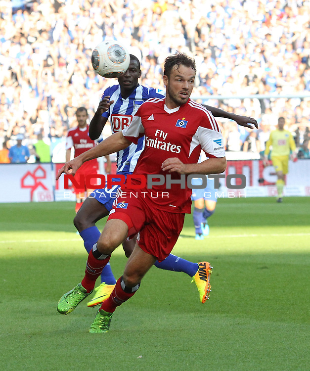 24.08.2013, OLympiastadion, Berlin, GER, Berlin, 1.FBL, Hertha BSC vs Hamburger SV , im Bild Adrian Ramos (Hertha BSC Berlin), Heiko Westermann (Hamburger SV)<br />
<br />
<br />
<br />
Foto © nph / Schulz