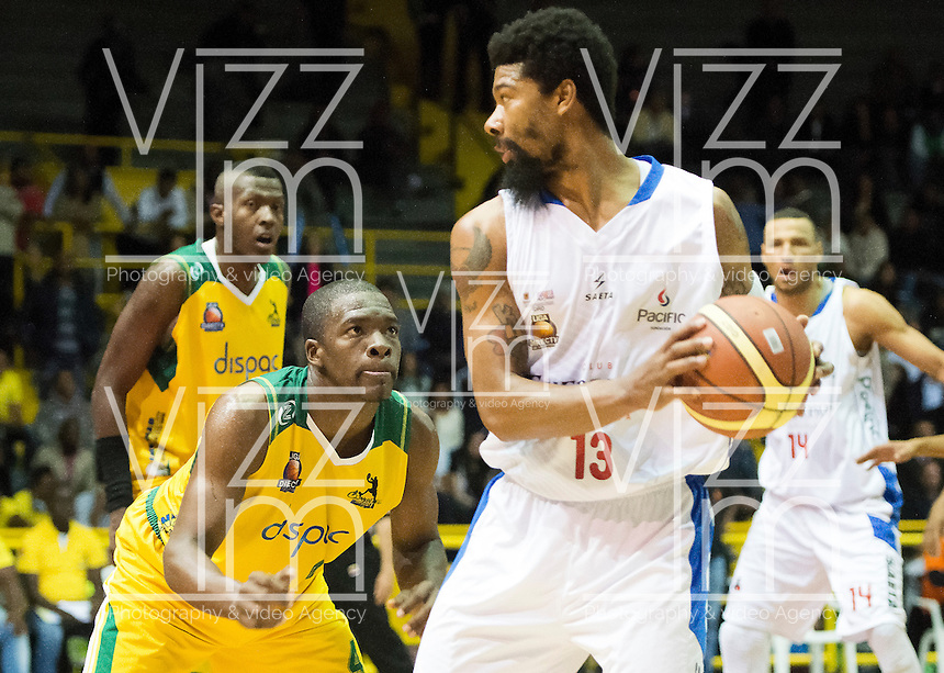 BOGOTÁ -COLOMBIA. 05-06-2014. Kyle Lamonte (Der) de Guerreros de Bogotá disputa el balón con Edgar Moreno (Izq) de Cimarrones del Chocó durante el tercer partido por los playoffs finales de la Liga DirecTV de Baloncesto 2014-I de Colombia realizado en el coliseo El Salitre de Bogotá./ Kyle Lamonte (L) of Guerreros de Bogotá fights for the ball with Edgar Moreno (L) of Cimarrones del Choco during the third game for the playoffs finals of the DirecTV Basketball League 2014-I in Colombia played at El Salitre coliseum in Bogota. Photo: VizzorImage/ Gabriel Aponte / Staff