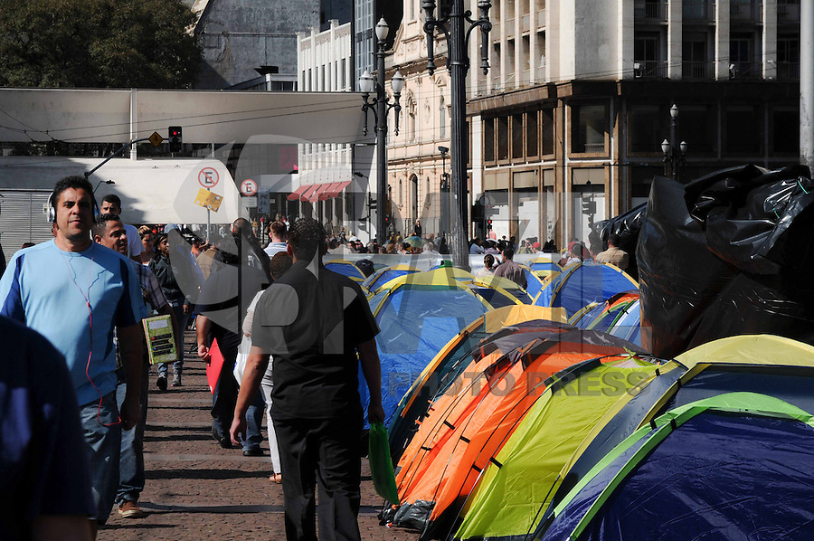 SAO PAULO, SP 15 de julho 2013- Movimentos que pedem a construção de moradias populares acampam em frente à Prefeitura de São Paulo, no centro da capital, nesta segunda-feira (15). Eles cobram uma promessa de campanha do prefeito Fernando Haddad (PT) e prometem ficar no local até conseguir uma audiência para discutir o assunto. ADRIANO LIMA / BRAZIL PHOTO PRESS).