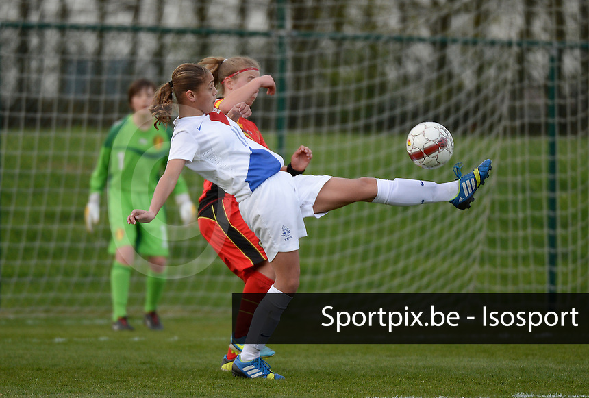 Women U15 : Belgian Red Flames - Nederland :<br />
<br />
doelpoging van Anne Bhagerath (L) wordt afgeblokt door Rune Fioole (R)<br />
<br />
foto Dirk Vuylsteke / Nikonpro.be