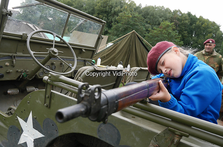 Foto: VidiPhoto<br />
<br />
OOSTERBEEK – Honderden hobbyïsten en reënacters uit heel Europa slaan vrijdag hun legertenten op en parkeren hun voertuigen op een nagebouwd militair kamp in Oosterbeek. De dorpen in de buurt krijgen dan alvast een voorproefje van de enorme colonne militaire voertuigen -meer dan 500- die zaterdag meedoen aan Race to the Bridge, de jaarlijkse rijdende herdenking van van de mislukte Slag om Arnhem in 1944. Het oude legermaterieel, gebruikt door Airborne militairen in 1944 en de Duitse bezetter, rijdt dan via Oosterbeek naar de John Frost-brug in Arhem (“een brug te ver”) en weer terug, waar ze worden opgewachten door duizenden enthousiaste toeschouwers. Vanwege de enorme hoeveelheid militair materieel wordt de tocht ook wel Klein Normandië genoemd. Tijdens de Race to the Bridge showen de eigenaren van het rijdende materiaal hun authentieke voertuig en uniformen. Vrijdag werd met een vijftigtal originele jeeps, motoren en Duitse kübels alvast een tocht gemaakt over routes die de Airbornes ook liepen en reden om de brug bij Arnhem proberen te veroveren.
