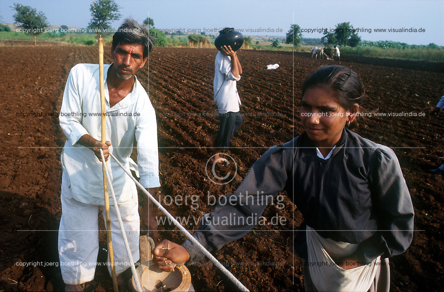 INDIA, Madhya Pradesh, Maikaal project in Khargoan, crop rotation, farmer with sowing tool / INDIEN, Maikaal Biobaumwolle Projekt im Narmada Tal, Fruchtwechsel, Bauer bei Aussaat mit Ochsengespann und manuell arbeitenden Aussaatgeraet