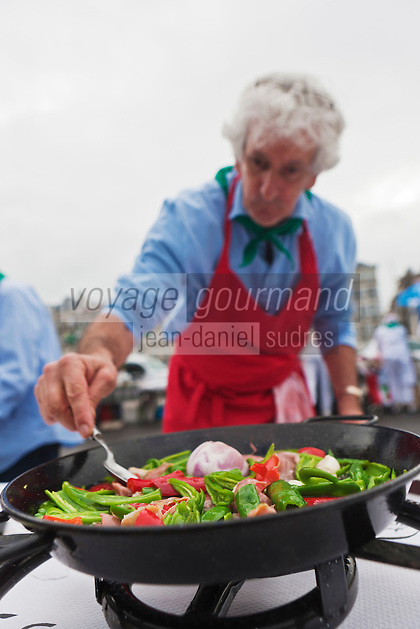 Europe/France/Aquitaine/64/Pyrénées-Atlantiques/Pays-Basque/Bayonne: Lors du Championnat du Monde d' omelette aux piments pendant les Fêtes de Bayonne