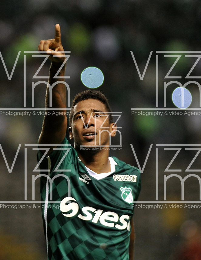 CALI - COLOMBIA -28-05-2016: Harrison Mojica, jugador de Deportivo Cali celebra el gol anotado a Rionegro Aguilas, durante partido entre Deportivo Cali y Rionegro Aguilas, por la fecha 20 de la Liga Aguila I-2016, jugado en el estadio Deportivo Cali (Palmaseca) de la ciudad de Cali. / Harrison Mojica, player of Deportivo Cali celebrates a scored goal to Rionegro Aguilas, during a match between Deportivo Cali y Rionegro Aguilas, for the date 20 of the Liga Aguila I-2016 at the Deportivo Cali (Palmaseca) stadium in Cali city. Photo: VizzorImage / Luis Ramirez / Staff.