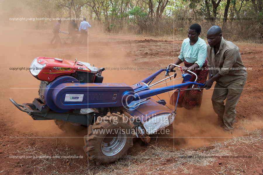 MALAWI, Lilongwe, hand tractor training for women small scale farmer / MALAWI, Lilongwe, GIZ Projekt gruene Innovationszentren, Handtraktor Training fuer Kleinbauern am Natural Resources College NRC, Farmerin Grace Matumola, 48, aus Dorf Jumpha