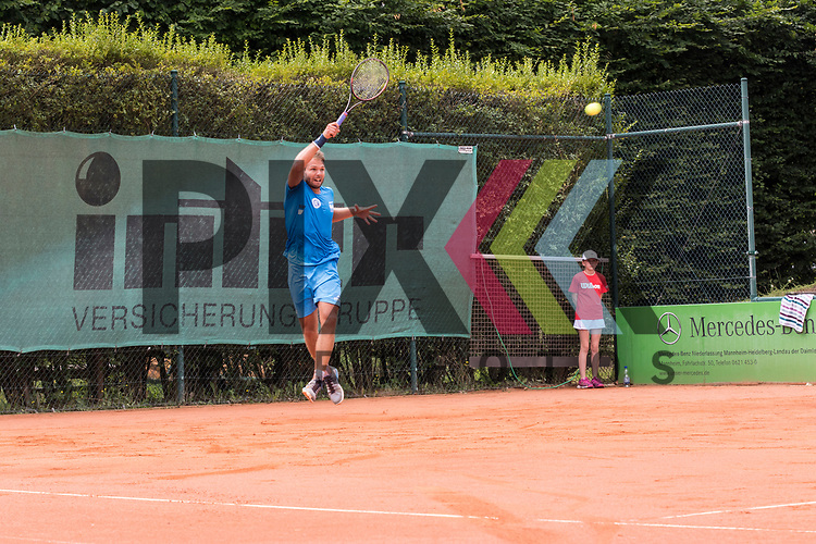 Der Weinheimer Frank Wintermantel in seinem Spiel gegen Andreas Beck. in der Tennis Bundesliga, TK Grün Weiss Mannheim - TC Weinheim 1902.<br />
<br />
Foto © PIX-Sportfotos *** Foto ist honorarpflichtig! *** Auf Anfrage in hoeherer Qualitaet/Aufloesung. Belegexemplar erbeten. Veroeffentlichung ausschliesslich fuer journalistisch-publizistische Zwecke. For editorial use only.