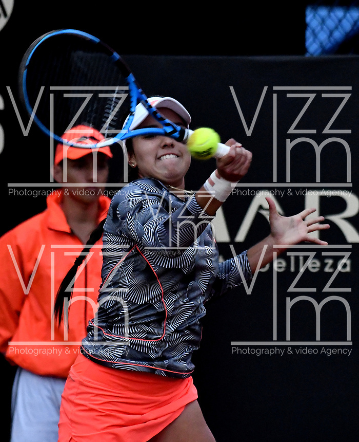 BOGOTÁ-COLOMBIA, 12-04-2019: Maria Camila Osorio de Colomba, devuelve la bola a Amanda Anisimova de Estados Unidos, durante partido por el Claro Colsanitas WTA, que se realiza en el Carmel Club en la ciudad de Bogotá. / Maria Camila Osorio of Colombia, returns the ball against Amanda Anisimova of United States, during a match for the WTA Claro Colsanitas, which takes place at Carmel Club in Bogota city. / Photo: VizzorImage / Luis Ramírez / Staff.