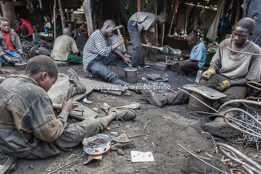 The neighborhood of Bamako (Mali) blacksmiths is located at the foot of the hill near the market Dossolo Traore. Here, locksmiths beat the iron from dawn to dusk modeling it according to several forms: wheelbarrows, nails, tools, safety deposit boxes, trunks ... The blacksmiths are often just kids, they handed down the craft from father to son, and they work in extremely precarious conditions.