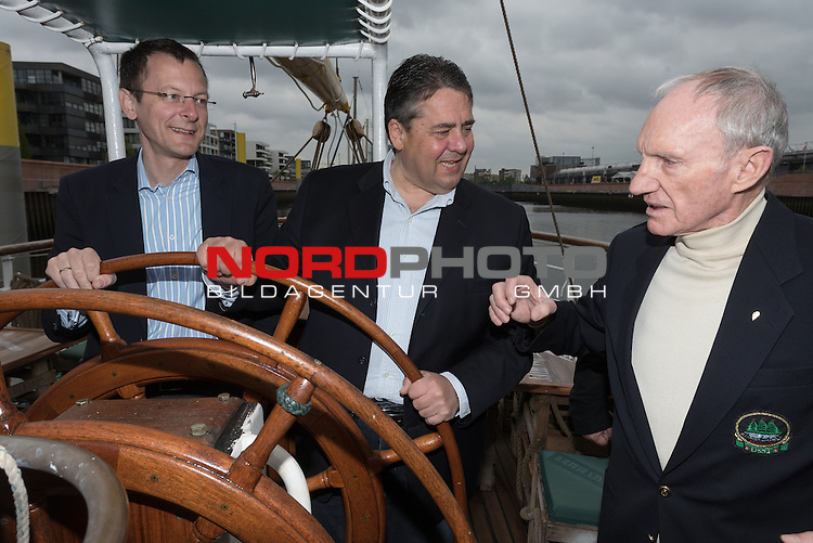 09.05.2015, Bremen, Europahafen, Segelschulschiff Alexander von Humboldt II - Gorch Fock offiziell zum Hotel- und Gastro Betrieb eröffnet, <br />
Sigmar Gabriel (mi) (SPD - Bundesminister für Wirtschaft und Energie / Vizekanzler) war am Samstag morgen (09.06.2015) einer der ersten Gäste von Heiko Rataj (re) (Schiffseigner Alexander von Humboldt). Zusammen mit Martin Günthner (li) (Senator für Wirtschaft und Häfen & Senator für Justiz und Verfassung der Hansestadt Bremen SPD) eröffneten sie das Hotel und Gastro Schiff Alexander von Humboldt II im Bremer Europahafen. Gerhard Lickfett (ehemaliger Kapitän der Alexander von Humboldt II - Gorch Fock aus Hamburg sowie 3-facher Vizeweltmeister im Stabhochsprung M70 & M75) erkl#rte Gabriel dann erst einmal wie er das Ruder zu haltern habe Im Frühjahr zieht dann das Schiff in die Schlachte nach Bremen um.<br />
im Bild<br />
<br />
Foto © nordphoto / Kokenge