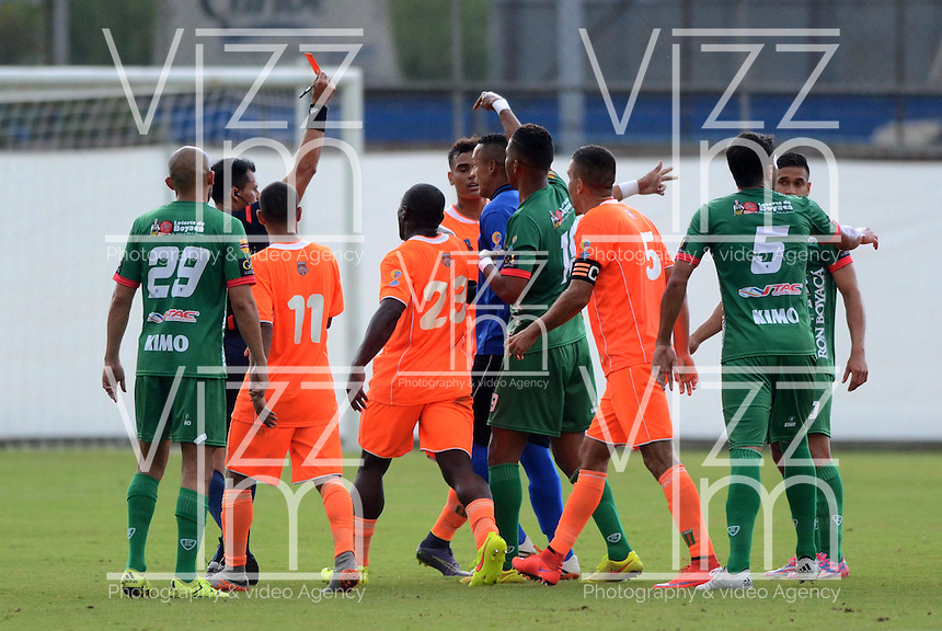 ENVIGADO -COLOMBIA, 8-NOVIEMBRE-2015. Accion de juego entre los equipos Envigado FC contra Patriotas de Boyacá por la fecha 19 de la Liga Aguila II 2015 jugado en el estadio Polideportivo Sur./ Action game between Envigado FC against of Patriotas de Boyacá of the match between Envigado FC and Patriotas de Boyacá for the date 19 of the Aguila League II 2015 played at Polideportivo Sur . Photo: VizzorImage / Leon Monsalve / Str