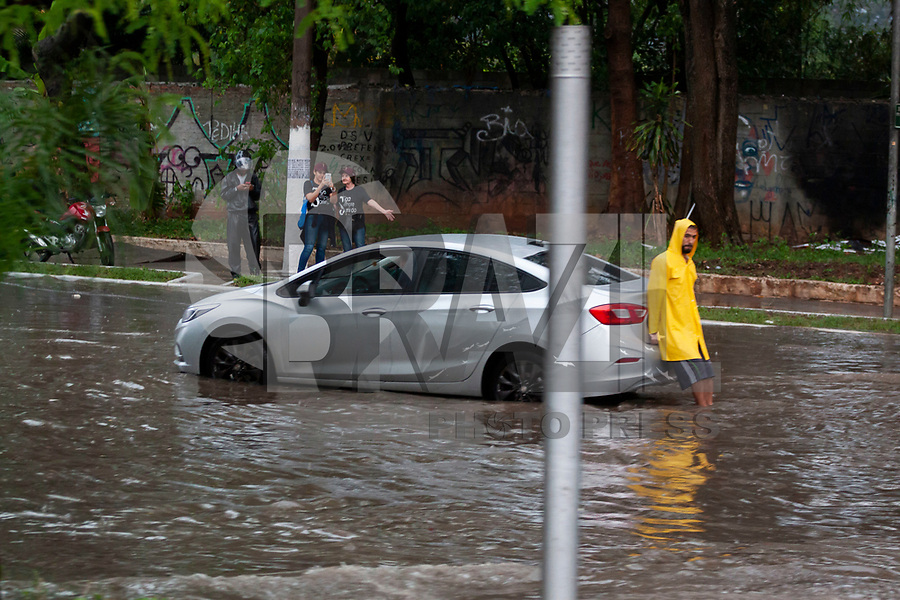 SAO PAULO, SP - 30.09.2018 - CHUVA-ALAGAMENTO - Forte chuva acarreta em alagamento no Largo do Socorro no final da tarde deste domingo (30) na zona sul de São Paulo.<br />
<br />
(Foto: Fabricio Bomjardim / Brazil Photo Press)