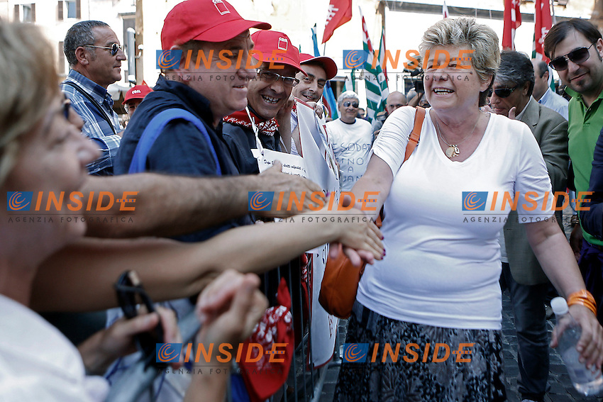 Il segretario Generale della CGIL Susanna Camusso saluta i manifestanti.Roma 26/07/2012 Mobilitazione nazionale dei sindacati di CGIL CISL e UIL sul tema degli Esodati, con un presidio a Piazza del Pantheon.Foto Serena Cremaschi Insidefoto