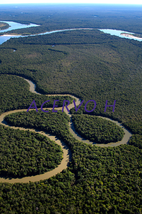 A região Leste do Mato Grosso está localizada no Planalto Centro-Brasileiro. Sob forte influência hidrográfica do interflúvio Xingu/Tocantins-Araguaia, a área é drenada por rios das sub-bacias do Araguaia, como o Rio das Mortes; da sub-bacia do Xingu, como o Culuene; e da sub-bacia do Tapajós, como o Teles Pires. O bioma predominante é o Cerrado, contudo, existem porções significativas da Amazônia e do Pantanal.<br />
<br />
A região abrange, sobretudo, Terras Indígenas (TIs) que se encontram a leste e ao sul do Parque Indígena do Xingu, ocupadas principalmente por povos indígenas falantes de línguas do tronco Macro-Jê, à exceção dos Bakairi, pertencentes à família karíb.<br />
<br />
O Cerrado é um dos biomas brasileiros mais degradados e menos protegido de ações de desmatamento, e está sendo cada vez mais ameaçado pelo avanço da monocultura da soja. Com a degradação de novas áreas, o desmatamento tem avançado em direção às TIs da região. A TI Maraiwatsede é um dos casos emblemáticos deste avanço. A maior parte de sua área está ocupada ilegalmente por fazendeiros e posseiros não indígenas, majoritariamente criadores de gado e produtores de soja e arroz, que contribuem com o desmatamento, o assoreamento dos rios, a contaminação de solos e cursos d’água e a consequente intoxicação da população xavante.<br />
Fonte ISA<br />
Parque Indígena do Xingu, Querência, Mato Grosso, Brasil.<br />
Foto Paulo Santos<br />
27/07/2015