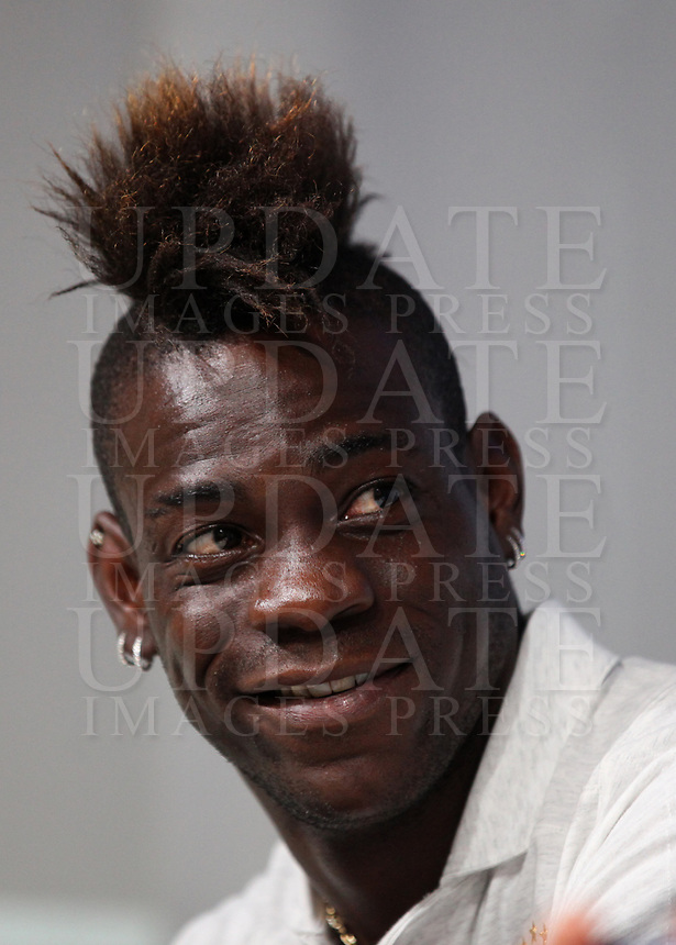 L'attaccante della Nazionale italiana di calcio Mario Balotelli tiene, nel centro sportivo della Juventus a Vinovo, una conferenza stampa alla vigilia della partita amichevole tra l'Italia e l'Olanda. 3 giugno 2018. <br />
Italy's national team forward Mario Balotelli gives a press conference on the eve of the international friendly match between Italy and The Netherlands at the Juventus Training Center in Vinovo, on June 3 2018.<br />
UPDATE IMAGES PRESS/Isabella Bonotto