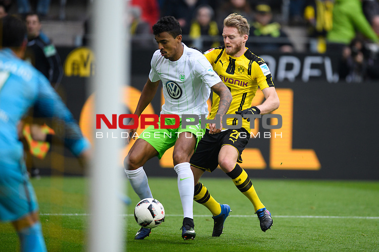 18.02.2017, Signal Iduna Park, Dortmund, Deutschland, GER, 1. FBL, Borussia Dortmund vs. VfL Wolfsburg, im Bild Zweikampf zwischen Luiz Gustavo Dias (Wolfsburg #22) und Andre Schürrle / Schuerrle (#21 Dortmund)<br />
<br />
Foto © nordphoto / Kurth