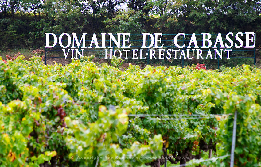 Sign in the vineyard Domaine de Cabasse, wine, hotel, restaurant. Grenache vines. Domaine de Cabasse Hotel Restaurant, Alfred and Antoinette Haeni, Séguret, Seguret Cote du Rhone Vaucluse Provence France Europe