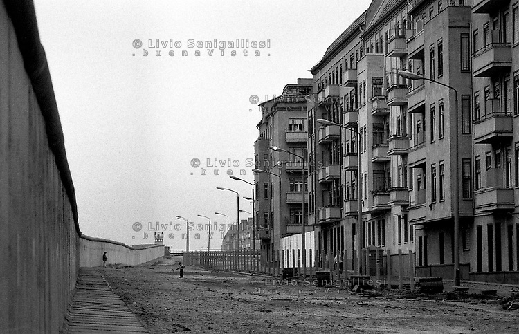 BERLINO EST / DDR / GERMANIA EST / 10 NOVEMBRE 1989.IL MURO VISTO DALLA PARTE DI BERLINO EST..FOTO LIVIO SENIGALLIESI..EAST BERLIN / DDR / EAST GERMANY / 10 NOVEMBER 1989.VIEW OF THE WALL FROM EAST BERLIN SIDE..PHOTO LIVIO SENIGALLIESI