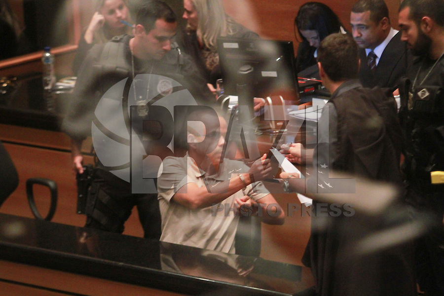 RIO DE JANEIRO, RJ, 12 DE MARÇO DE 2013, JULGAMENTO FERNANDINHO BEIRA MAR - O traficante Luiz Fernando da Costa, o Fernandinho Beira-Mar durante julgamento no Tribunal de Justiça do Rio de Janeiro (RJ), nesta terça-feira (12). O criminoso é acusado de ter planejado e ordenado dois homicídios e uma tentativa de homicídio de dentro do presídio de Bangu 1, onde cumpria pena na época do crime, em 27 de julho de 2002.FOTO: THIAGO LOUZA / BRAZIL PHOTO PRESS